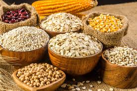 Granos de soja y maíz para comercialización.